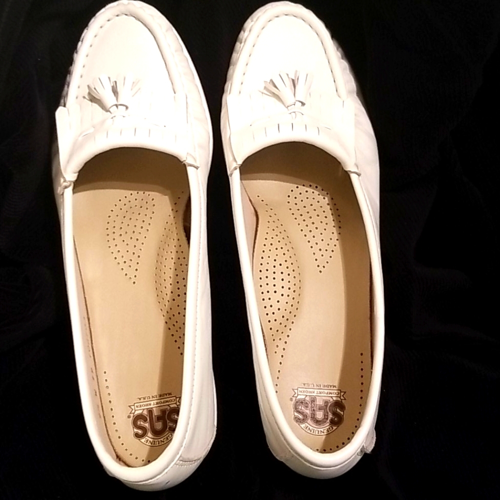 White SAS tasseled casual. Like new